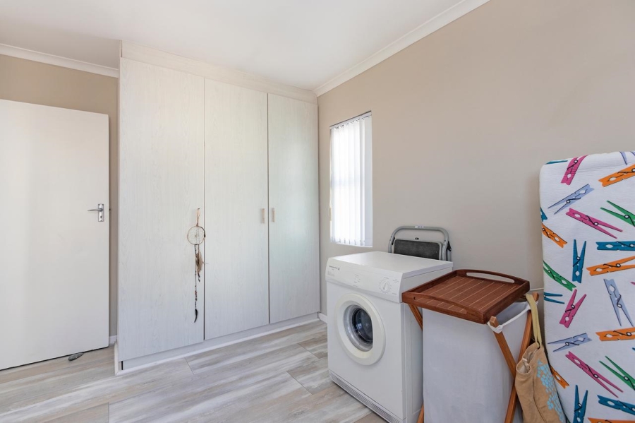 To Let 3 Bedroom Property for Rent in Van Riebeeckstrand Western Cape
